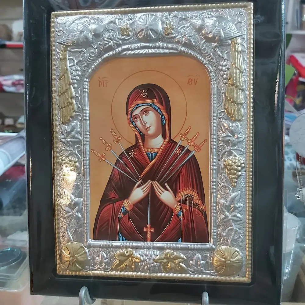Εικόνα της Παναγίας σε ασημί πλαίσιο με χρυσά σταφύλια