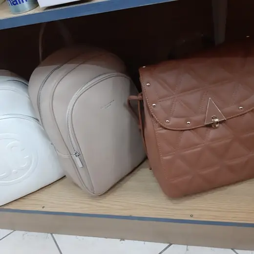 Τσάντες στο μαγαζί, 18 από 22